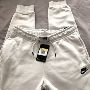 Women’s Nike Standard Fit Joggers (New with Tags!)